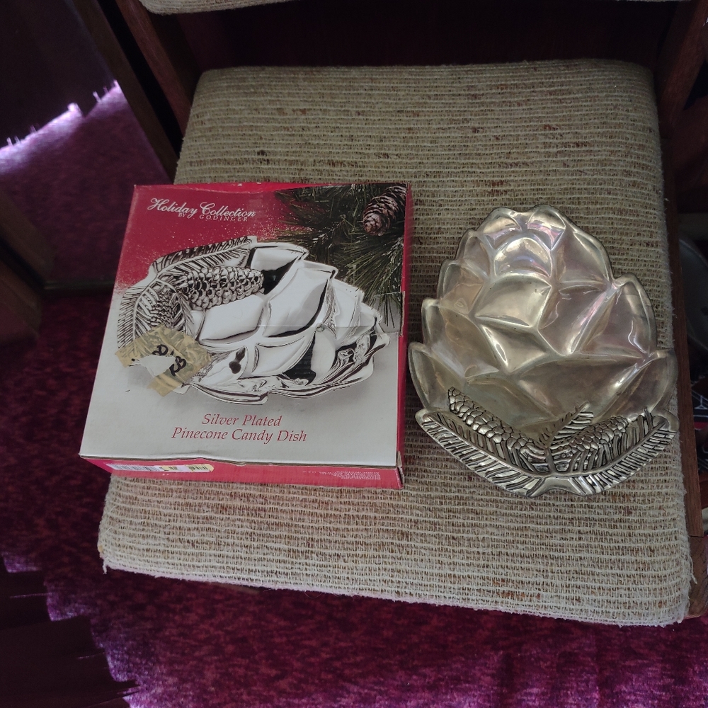 VINTAGE HOLIDAY COLLECTION BY GODINGER.SILVER PINECONE DISH.